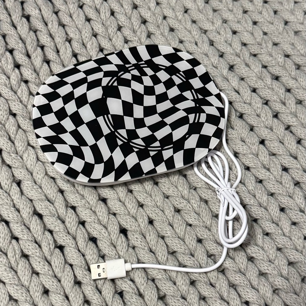 Black and White Optical Illusion USB Cup Warmer